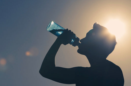 Persona tomando agua