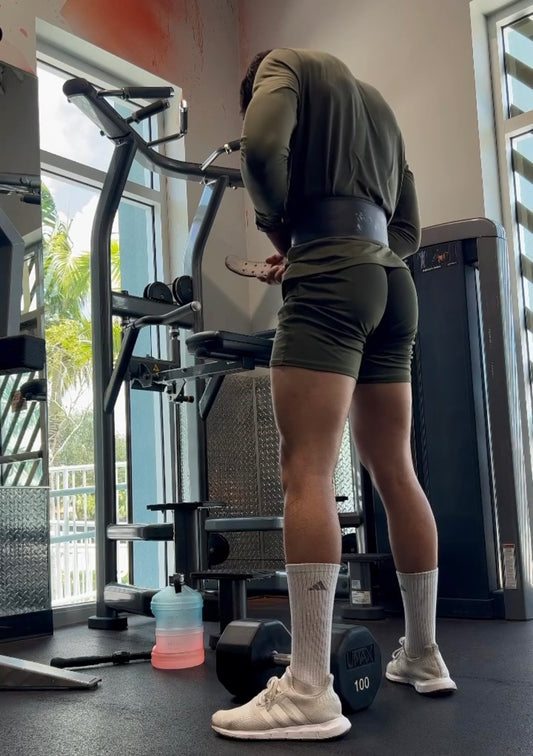 Hombre realizando ejercicio de sentadillas en el gimnasio 