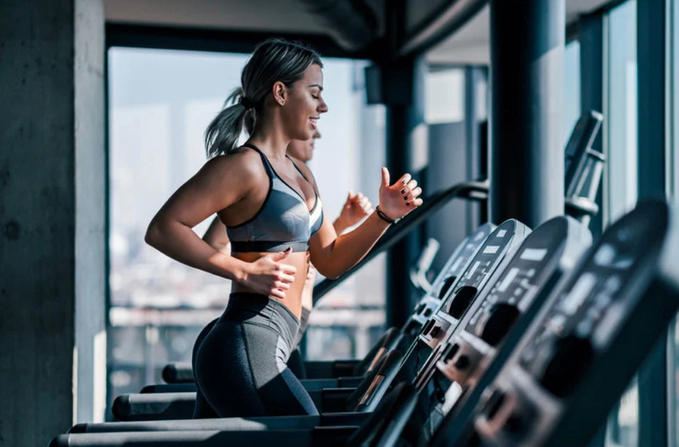 Mujer realizando cardio en el gimnasio 