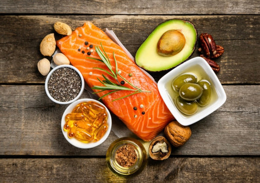 Salmón, aguacate, aceitunas, semillas chía y suplementos de omega 3 