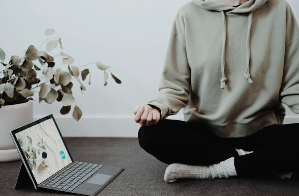 Persona realizando meditación 