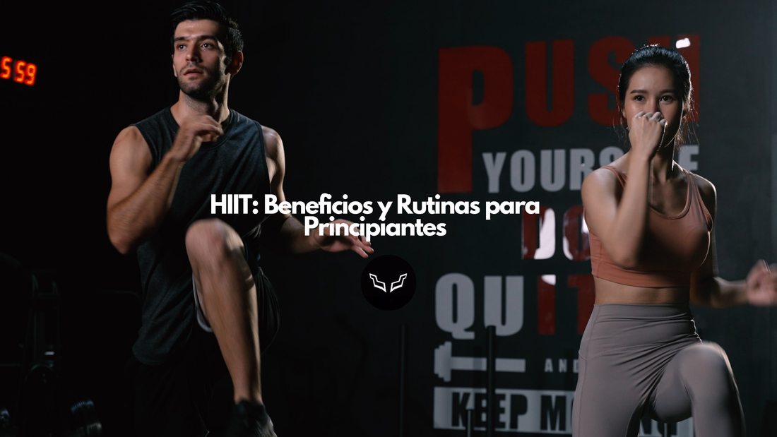 Entrenadores haciendo rutina HIIT en tarima frente a un fondo oscuro con luces rojas, representando ejercicios intensos para principiantes y entrenamiento funcional.

