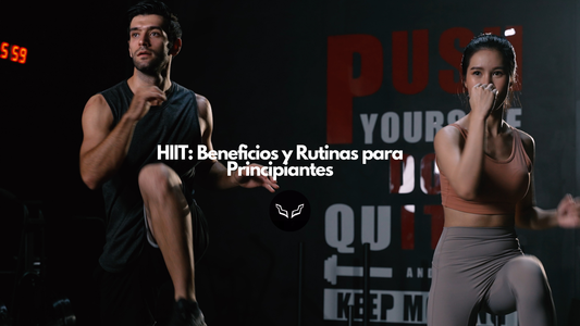 Entrenadores haciendo rutina HIIT en tarima frente a un fondo oscuro con luces rojas, representando ejercicios intensos para principiantes y entrenamiento funcional.

