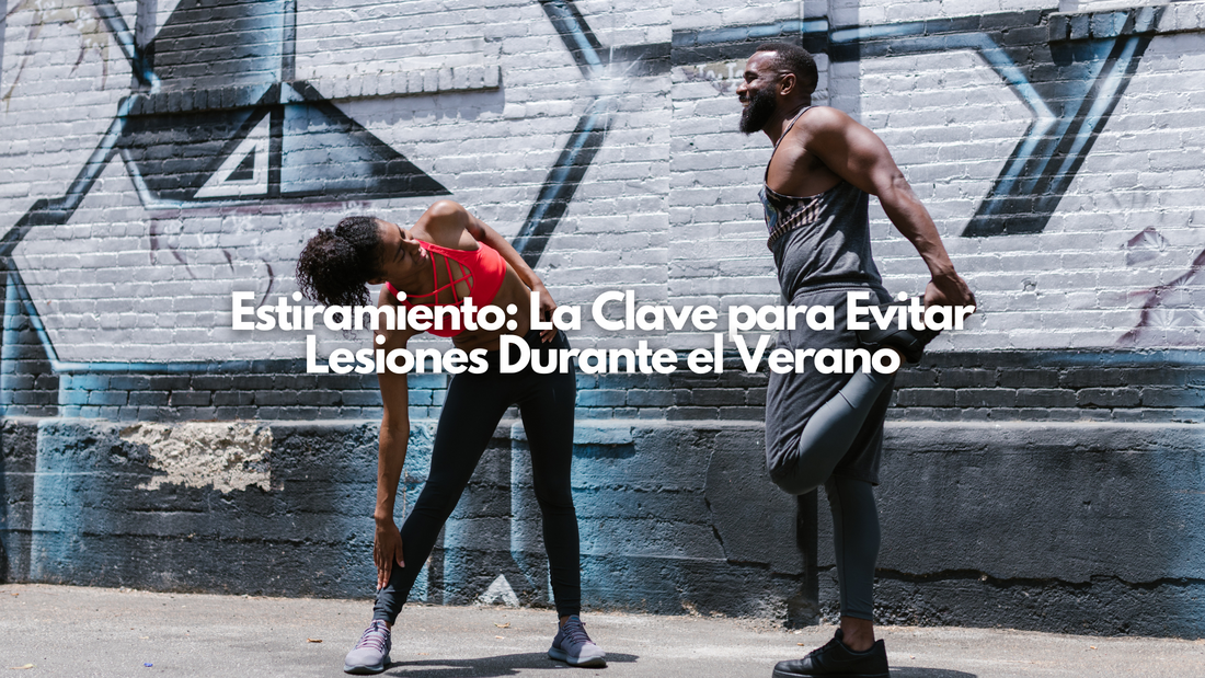 Hombre haciendo estiramiento al aire libre en verano para prevenir lesiones, con ropa deportiva y fondo urbano moderno