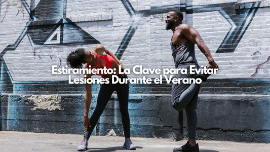 Hombre haciendo estiramiento al aire libre en verano para prevenir lesiones, con ropa deportiva y fondo urbano moderno