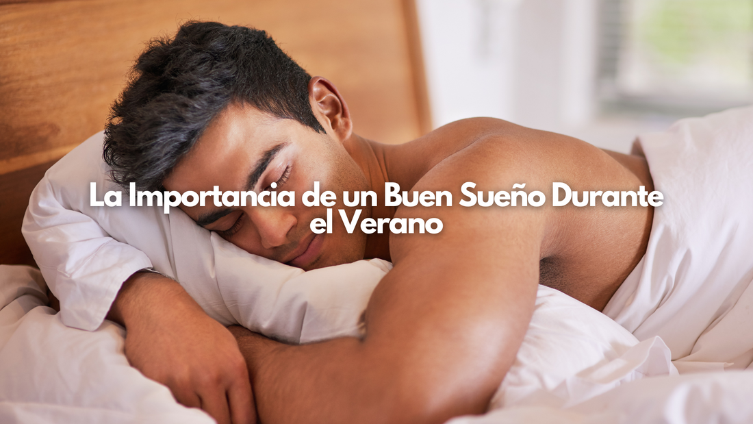 Hombre durmiendo plácidamente sobre sábanas blancas durante una noche de verano, representando descanso, frescura y bienestar nocturno.


