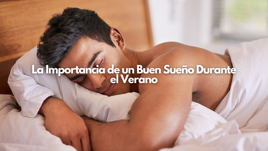 Hombre durmiendo plácidamente sobre sábanas blancas durante una noche de verano, representando descanso, frescura y bienestar nocturno.

