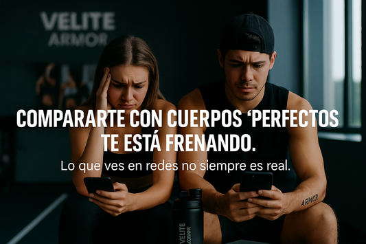 Persona mirando celular con frustración en un gimnasio elegante. Texto: Compararte con cuerpos perfectos en redes sociales te está frenando.