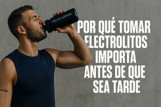Hombre atlético tomando agua de una botella negra Velite Armor con texto grande: “POR QUÉ TOMAR ELECTROLITOS IMPORTA ANTES DE QUE SEA TARDE” en tipografía elegante y gruesa.