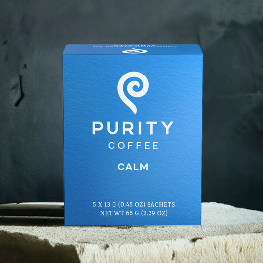 Paquete de café Purity Coffee, variedad Calm, presentado en sobres individuales de 13 g (0.45 oz) con un peso neto total de 65 g (2.29 oz). Diseñado para ofrecer una experiencia de café consciente y relajante. Ideal para quienes buscan momentos de calma y disfrute en cada taza.