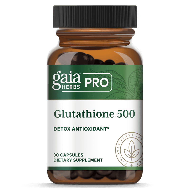 Gaia Herbs PRO Glutathione 500, a detox antioxidant supplement in a 30-capsule bottle. The label highlights its plant-based ingredients and detox benefits. The bottle is transparent, showing dark capsules inside. / Gaia Herbs PRO Glutathione 500, un suplemento antioxidante para la desintoxicación en un frasco de 30 cápsulas. La etiqueta resalta sus ingredientes de origen vegetal y beneficios detox. El frasco es transparente, mostrando cápsulas oscuras en su interior.