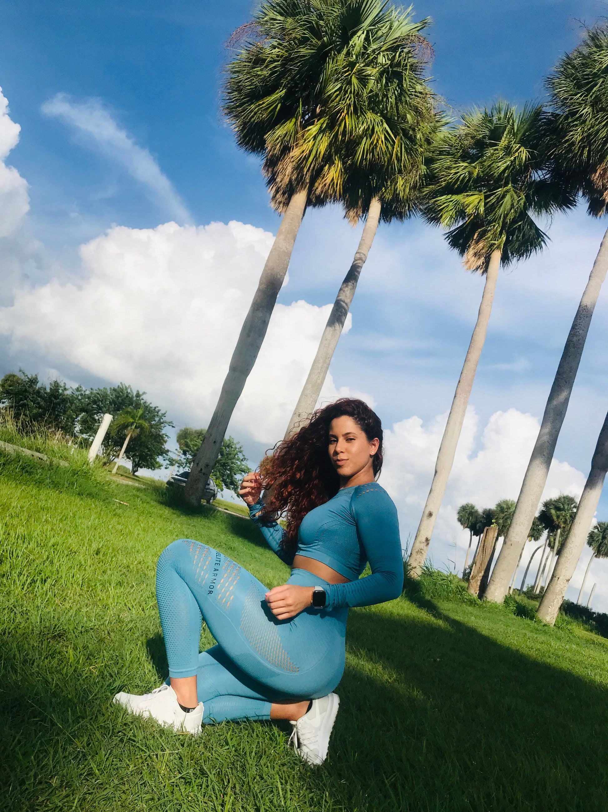 Light blue seamless long-sleeve cropped top and high-waisted leggings set from Velite Armor, ideal for fitness and training. Featuring subtle mesh details and branding logos for style and comfort. / Conjunto celeste de top corto manga larga sin costuras y leggings de talle alto de Velite Armor, ideal para fitness y entrenamientos. Incluye detalles sutiles de malla y logotipos de la marca para estilo y comodidad.